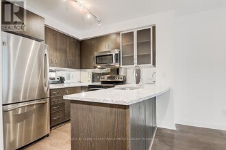 18 Yorkville Ave in Toronto, ON - Building Photo - Building Photo