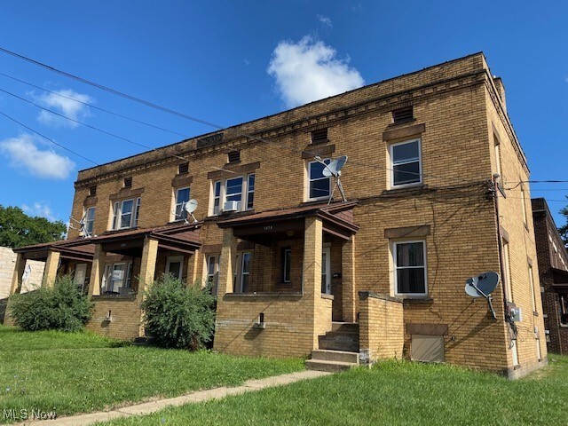 property at 1678 Mahoning Ave