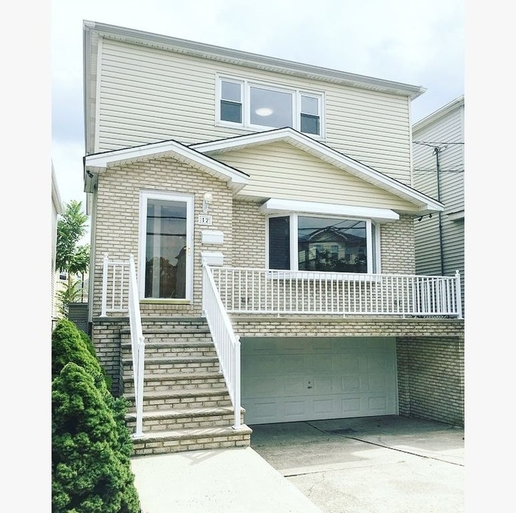 12 Oak St in Bayonne, NJ - Foto de edificio