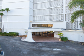 Mayfair House East in Palm Beach, FL - Foto de edificio - Building Photo