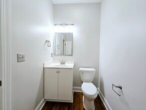 236 S Elm St, Unit Apt. D in Greensboro, NC - Foto de edificio - Building Photo