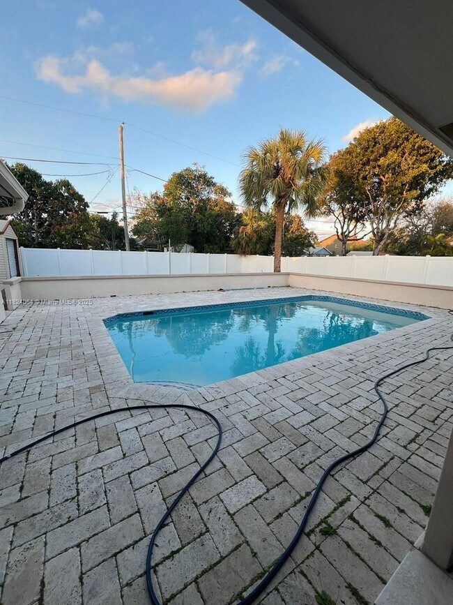225 NW 15th St in Pompano Beach, FL - Building Photo - Building Photo