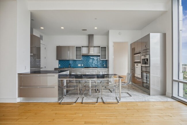 2727 Kirby Dr in Houston, TX - Foto de edificio - Building Photo