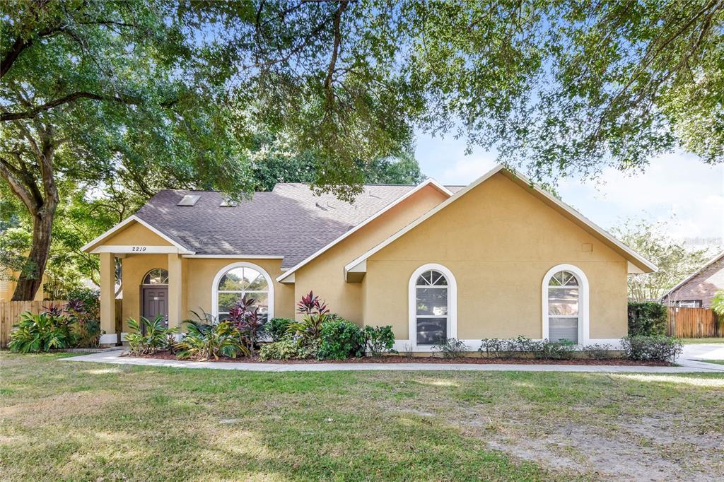 2219 Glen Mist Dr in Valrico, FL - Building Photo