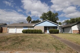 7030 Sharpview Dr in Houston, TX - Building Photo