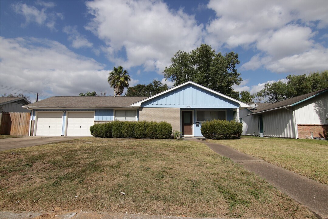 7030 Sharpview Dr in Houston, TX - Building Photo