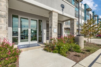 Vista at Everest in San Antonio, TX - Foto de edificio - Building Photo