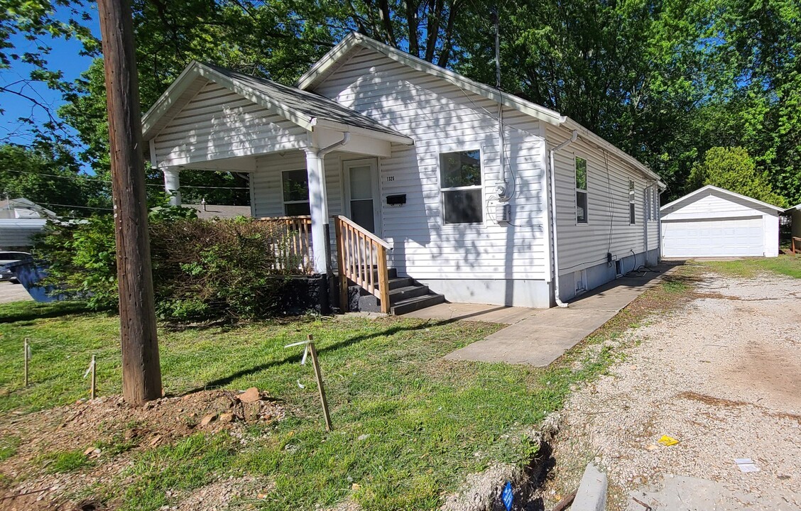 1325 N Kansas Expy in Springfield, MO - Building Photo
