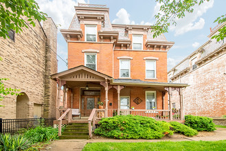 2414 Ashland Ave in Cincinnati, OH - Foto de edificio - Building Photo