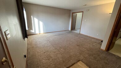 2204 S Holt Ave in Sioux Falls, SD - Foto de edificio - Building Photo