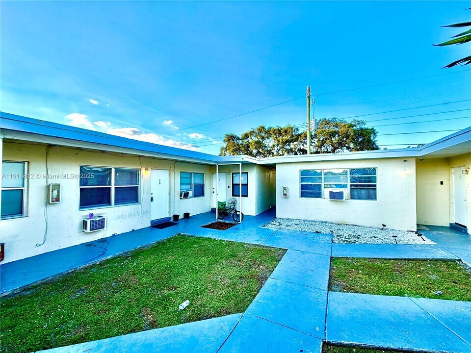 2571 NW 13th Ct in Fort Lauderdale, FL - Building Photo