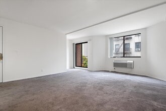 119-40 Metropolitan Ave in Queens, NY - Building Photo - Building Photo