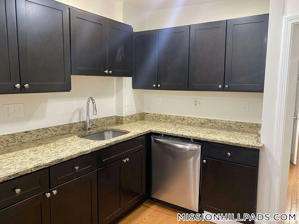 182 Walnut Ave in Boston, MA - Building Photo