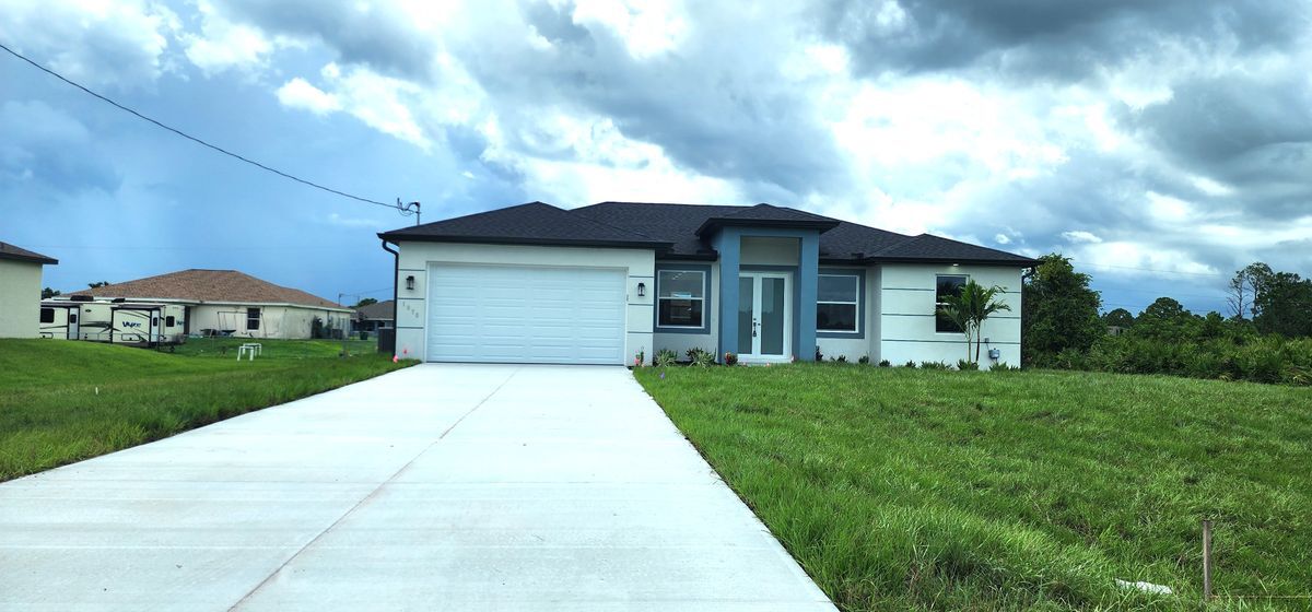 1050 Eisenhower Blvd in Lehigh Acres, FL - Foto de edificio