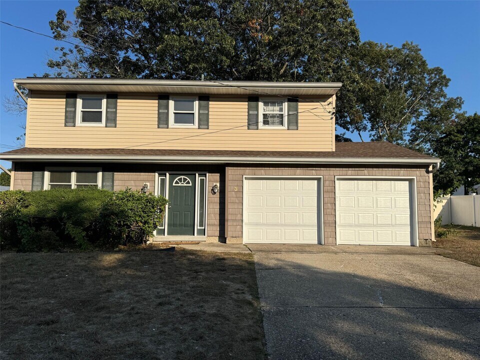 3 Mueller Dr in Selden, NY - Building Photo