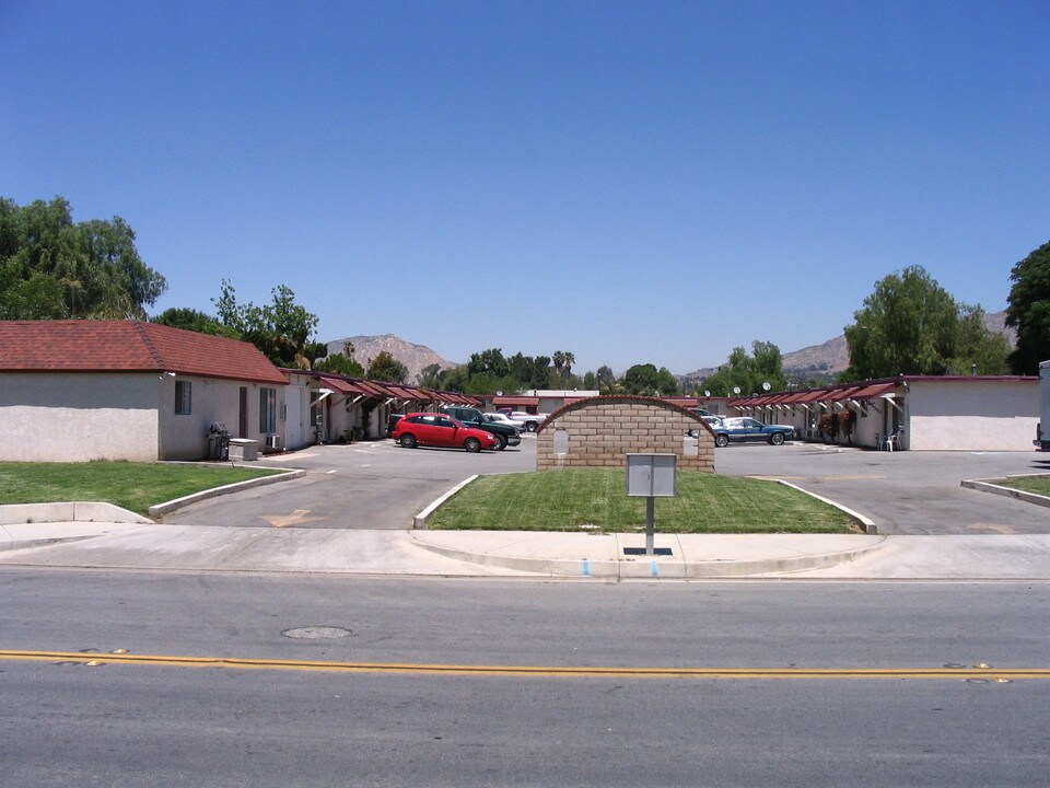 24668 Eucalyptus Ave in Moreno Valley, CA - Foto de edificio