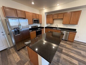 885 E 98th Ave in Thornton, CO - Foto de edificio - Building Photo