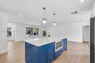 17505 SW 91st Ave in Palmetto Bay, FL - Building Photo - Building Photo