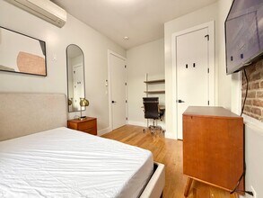 11-09 36th Ave in Queens, NY - Foto de edificio - Building Photo