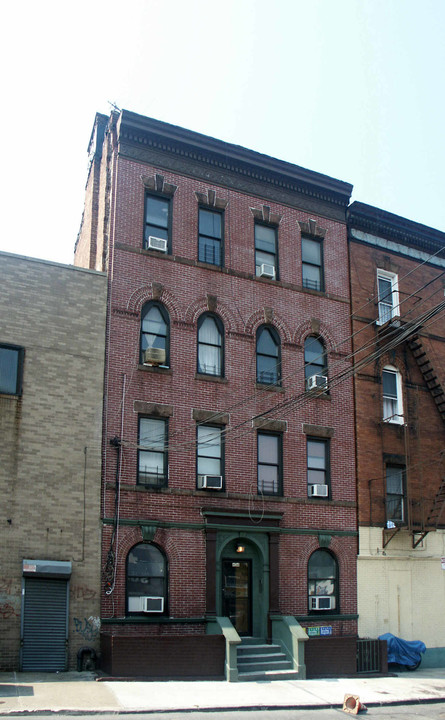 404 E 175th St in Bronx, NY - Building Photo