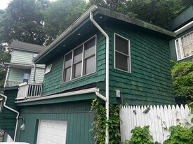 6 Old Wood Rd in Edgewater, NJ - Building Photo