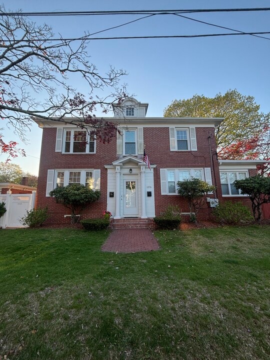 1376 Smith St, Unit 2 in North Providence, RI - Foto de edificio