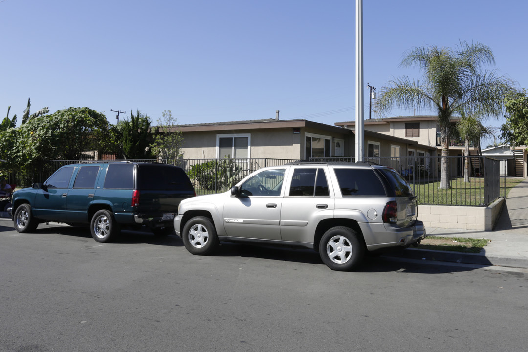 17391 Keelson Ln in Huntington Beach, CA - Foto de edificio