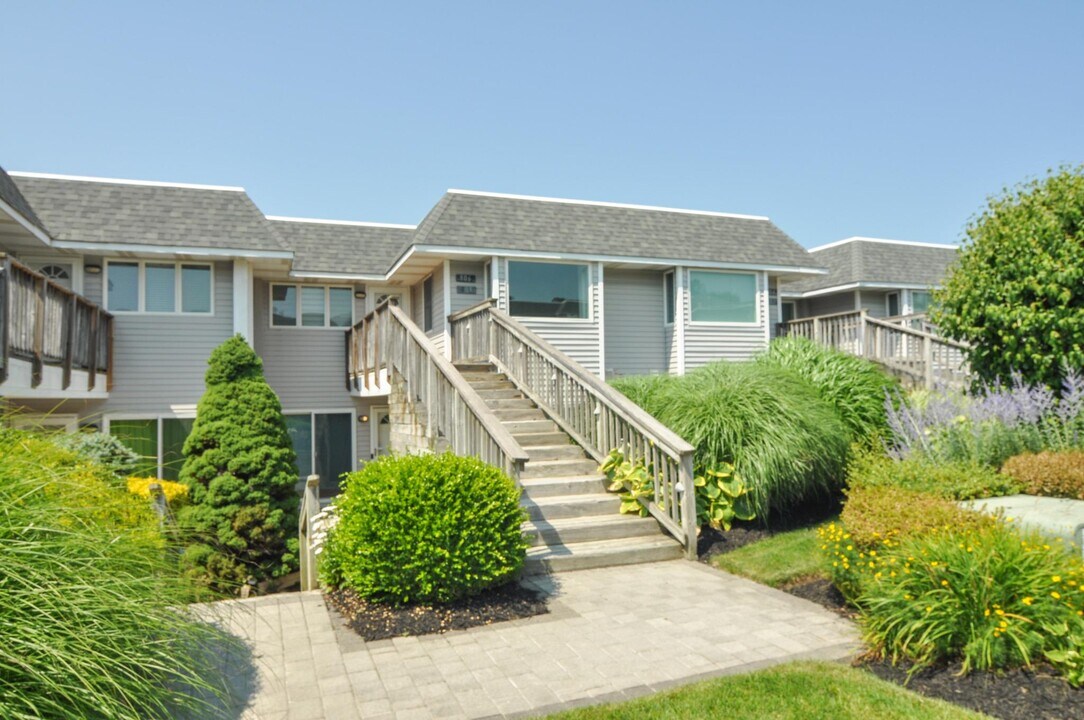 806 Bluffs Dr N in Calverton, NY - Building Photo