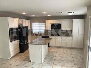 8041 Hilliard Ave in Las Vegas, NV - Foto de edificio - Building Photo