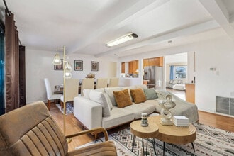 609 Carlsbad St in Spring Valley, CA - Foto de edificio - Building Photo