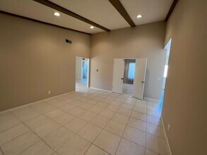 2030 Marco Dr in Camarillo, CA - Foto de edificio - Building Photo