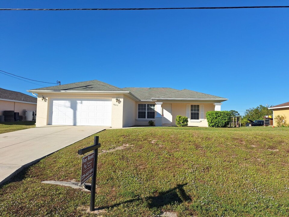 3002 30th St SW in Lehigh Acres, FL - Building Photo