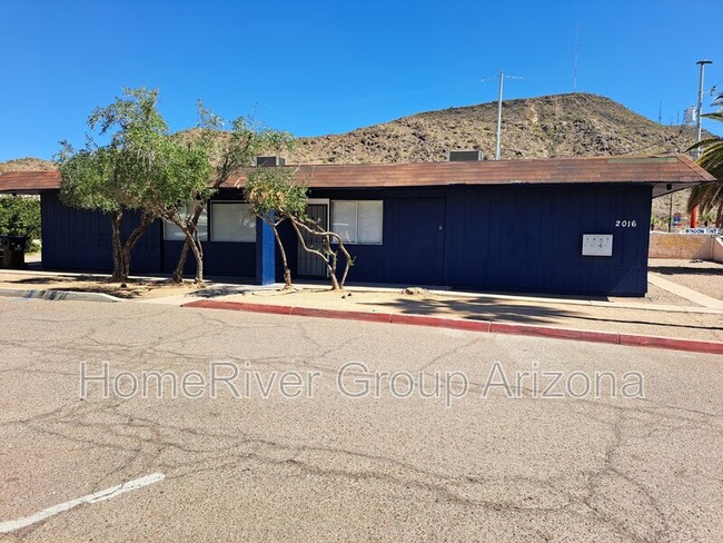 2016 W Cactus Rd in Phoenix, AZ - Foto de edificio - Building Photo