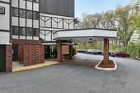 Suntaug Estates Condominiums in Saugus, MA - Foto de edificio - Building Photo