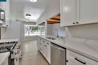 520 Dawkins Dr in Lafayette, CA - Building Photo - Building Photo