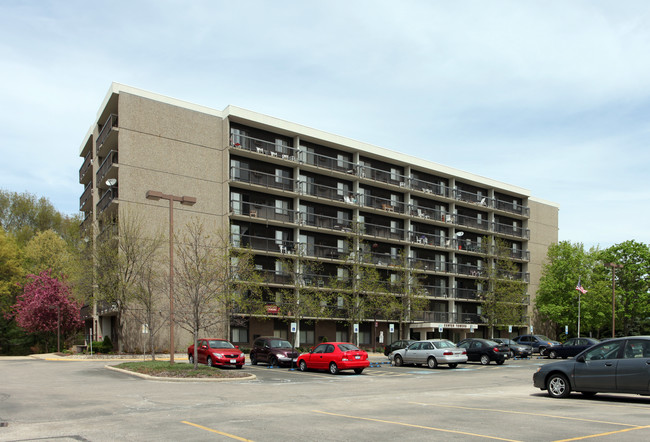 Center Towers in Akron, OH - Foto de edificio - Building Photo