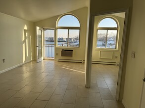 191 Cross St, Unit 3 bed 2  bath water view in Bronx, NY - Foto de edificio - Building Photo