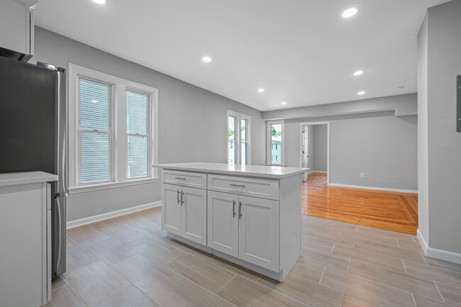 155 Eastern Ave, Unit 2 in Worcester, MA - Building Photo - Building Photo