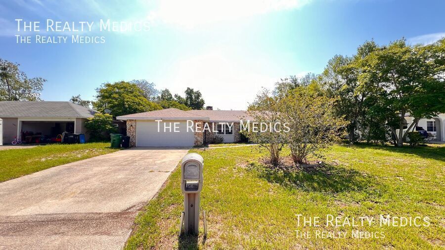 1073 Leeward Dr in Deltona, FL - Foto de edificio