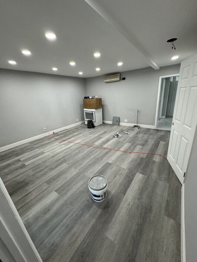 6041 56th Rd in Maspeth, NY - Building Photo - Interior Photo