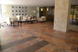 650 Ocean Dr-Unit -7A in Key Biscayne, FL - Foto de edificio - Building Photo
