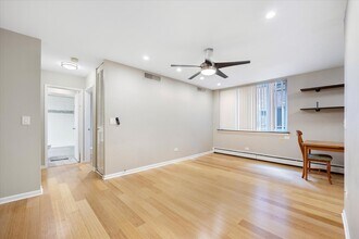 2629 N Hampden Ct, Unit 210 in Chicago, IL - Building Photo - Building Photo