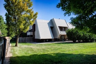 Cedar Run Apartments in Oregon, OH - Building Photo - Building Photo