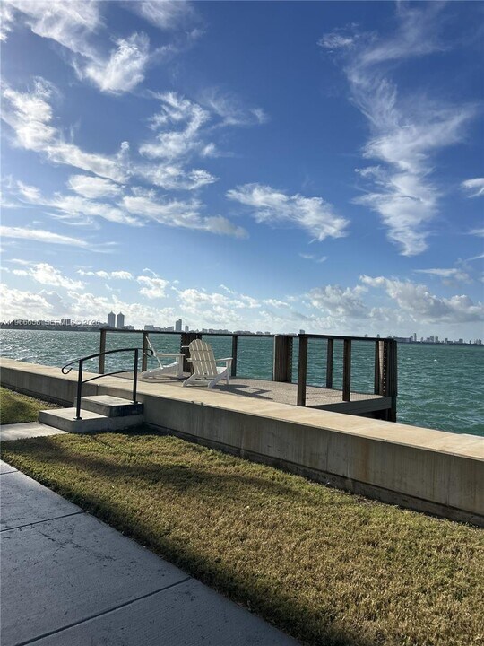 1990 Bay Dr in Miami Beach, FL - Building Photo