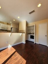 14988 Reedley St in Moorpark, CA - Foto de edificio - Building Photo