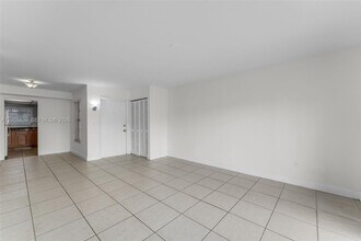7560 SW 82nd St in Miami, FL - Building Photo - Building Photo