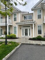 124 Center Meadow Ln in Danbury, CT - Building Photo