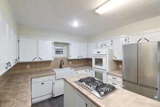 301 S 3rd St in Winnie, TX - Foto de edificio - Building Photo