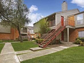 Villa de Valencia in San Antonio, TX - Foto de edificio - Building Photo