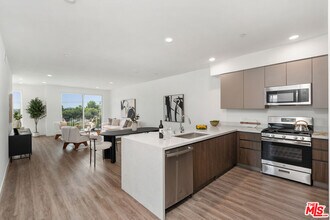6144 Whitsett Ave in Los Angeles, CA - Building Photo - Building Photo